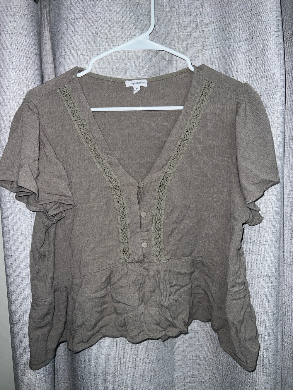 Eyeshadow Olive Green Lace-Trim Button V-Neck Cropped Top
